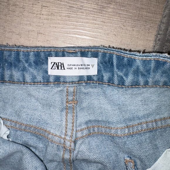 Zara Straight Leg Light Wash Jeans - Picture 4 of 6
